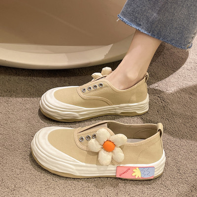 Casual γυναικεία sneakers με τρισδιάστατο στοιχείο