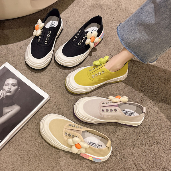 Casual γυναικεία sneakers με τρισδιάστατο στοιχείο