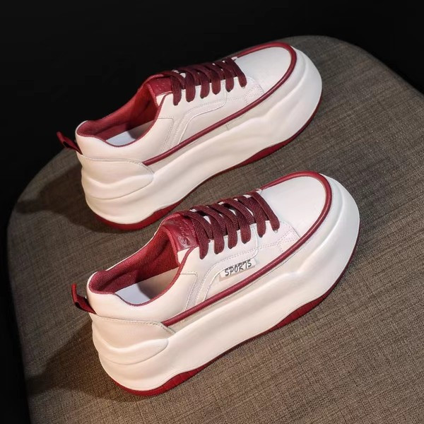 Moteriški sportbačiai iš dirbtinės odos su 4 cm aukštu padu ir raišteliais