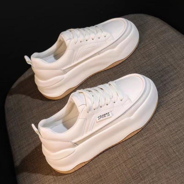 Moteriški sportbačiai iš dirbtinės odos su 4 cm aukštu padu ir raišteliais