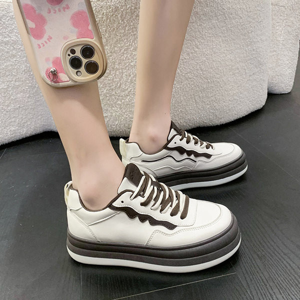 Juodos ir baltos spalvos moteriški sportbačiai su raišteliais