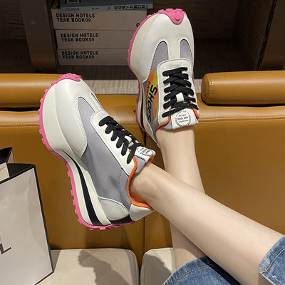 Modern női tornacipő 5,5 cm magas platformmal és felirattal