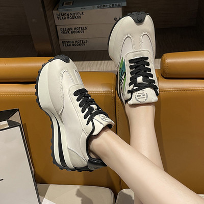 Modern női tornacipő 5,5 cm magas platformmal és felirattal