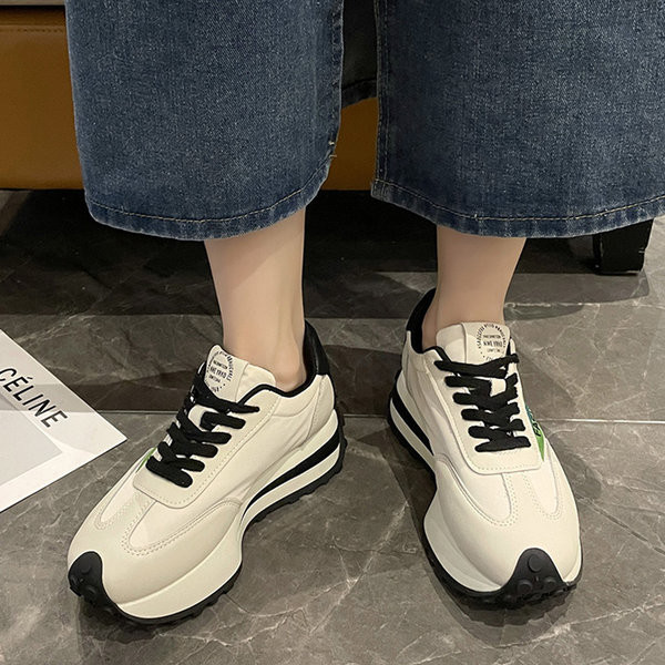 Modern női tornacipő 5,5 cm magas platformmal és felirattal