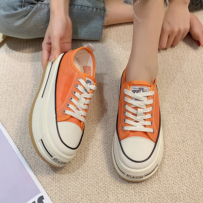 Stílusos női textil tornacipő fűzős felirattal