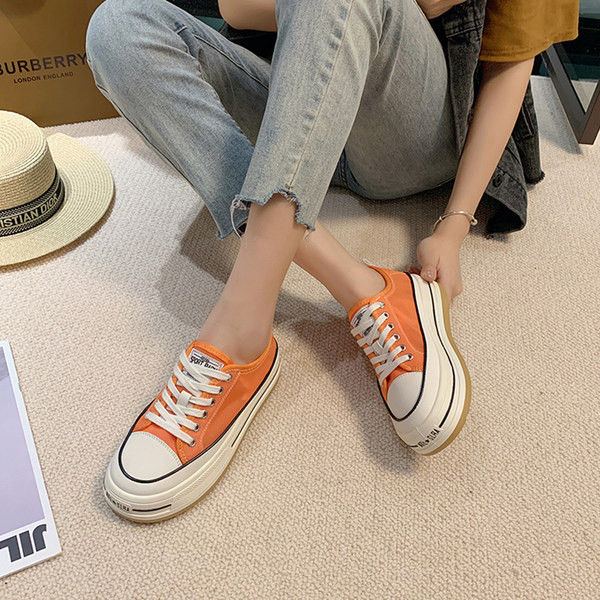 Stílusos női textil tornacipő fűzős felirattal