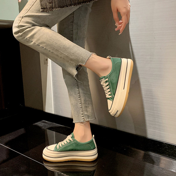 Stílusos női textil tornacipő fűzős felirattal