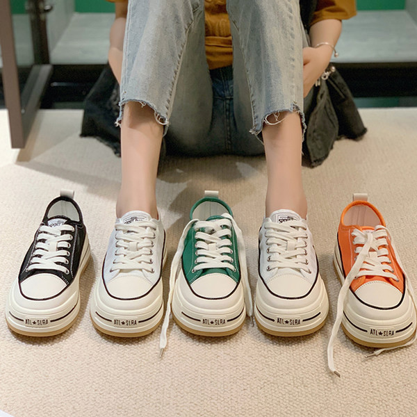 Stílusos női textil tornacipő fűzős felirattal