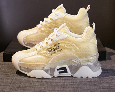 Νέο μοντέλο αθλητικών γυναικείων sneakers με επιγραφή