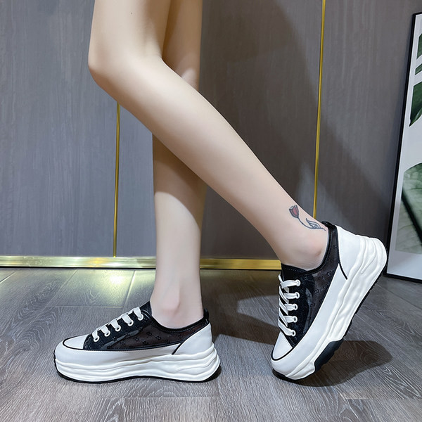 Moteriški stilingi sportbačiai su 3 cm aukščio padu ir raišteliais