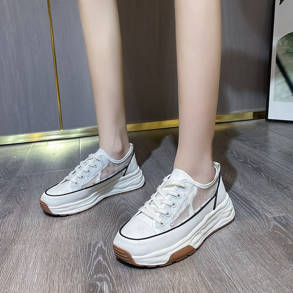 Moteriški stilingi sportbačiai su 3 cm aukščio padu ir raišteliais