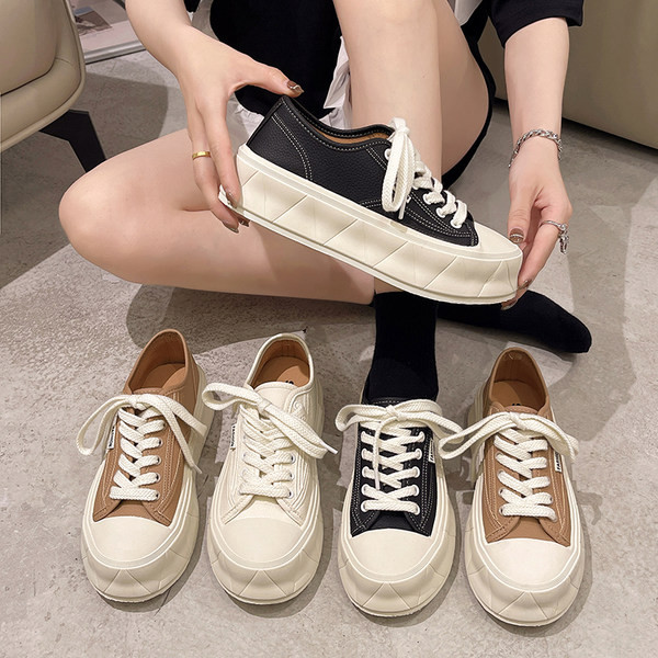 Moteriški sportbačiai su raišteliais ir lygiu padu