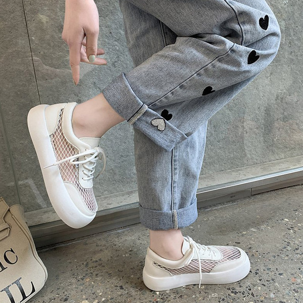 Nauji įvairių spalvų moteriški sportbačiai su dekoratyviniu tinkleliu