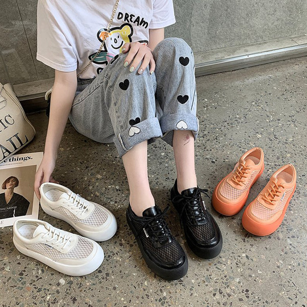 Nauji įvairių spalvų moteriški sportbačiai su dekoratyviniu tinkleliu