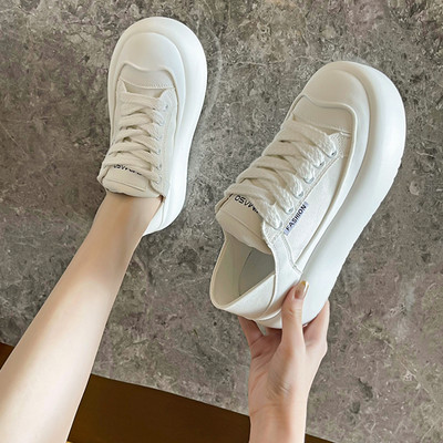 Γυναικεία sneakers σε μαύρο και άσπρο χρώμα