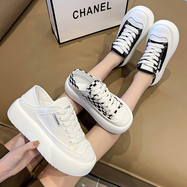 Juodos ir baltos spalvos moteriški sportbačiai