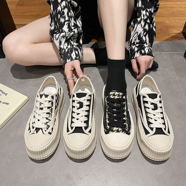 Dviejų spalvų moteriški sportbačiai su pamušalu