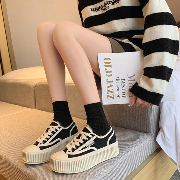 Dviejų spalvų moteriški sportbačiai su pamušalu