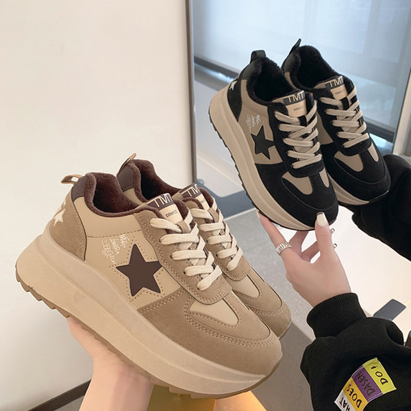 Új alkalmi női tornacipő két színben