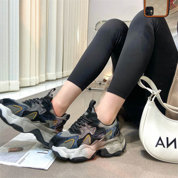 Moteriški suvarstomi sportbačiai aukštu padu