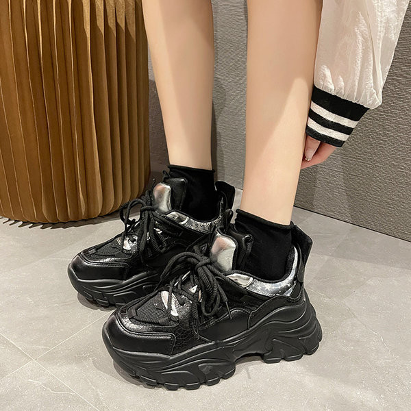 Moteriški sportiniai sportbačiai – su platforma