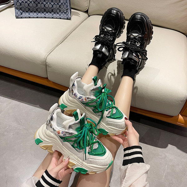 Moteriški sportiniai sportbačiai – su platforma