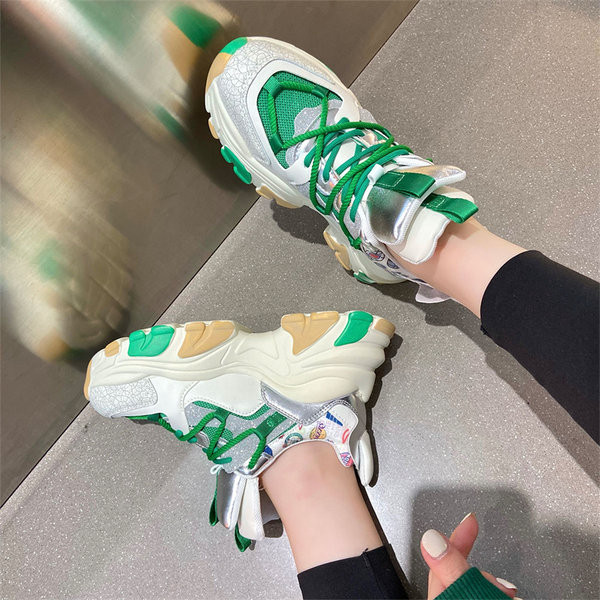 Női tornacipő két színben, emelvényes