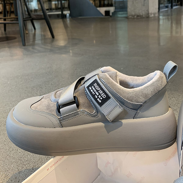 Moteriški sportbačiai – su velcro užsegimu