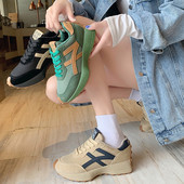 Γυναικεία αθλητικά sneakers με επιγραφή