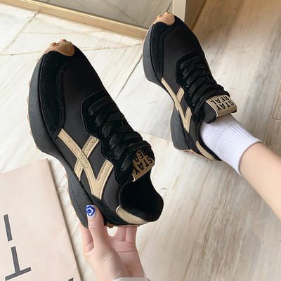 Γυναικεία αθλητικά sneakers με επιγραφή