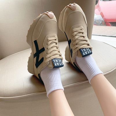 Γυναικεία αθλητικά sneakers με επιγραφή