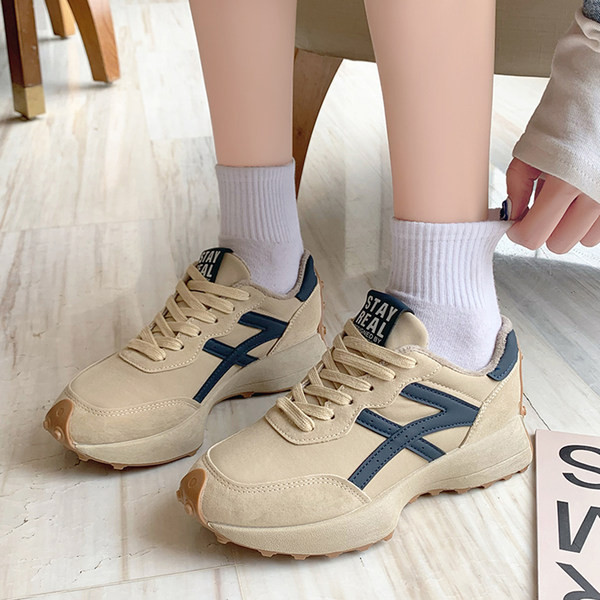 Γυναικεία αθλητικά sneakers με επιγραφή