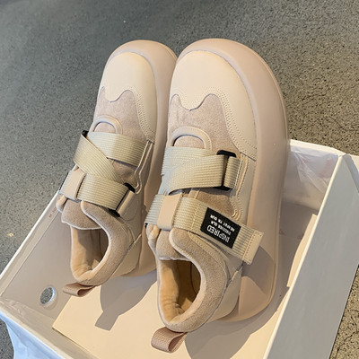 Lekerekített női tornacipő tépőzáras folttal és felirattal