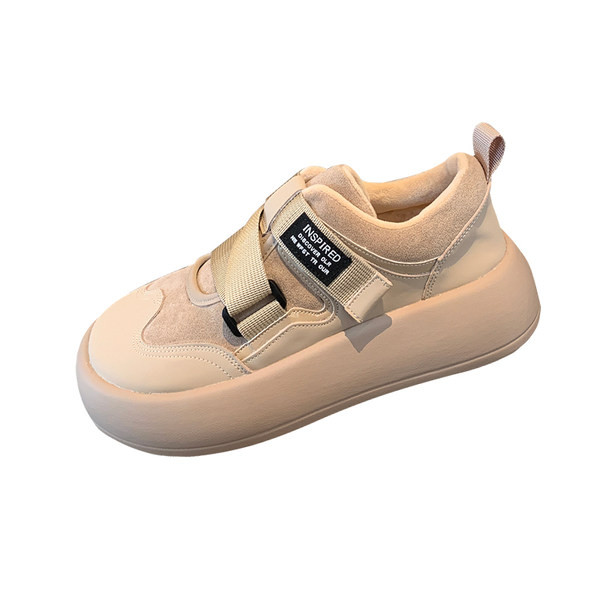 Lekerekített női tornacipő tépőzáras folttal és felirattal