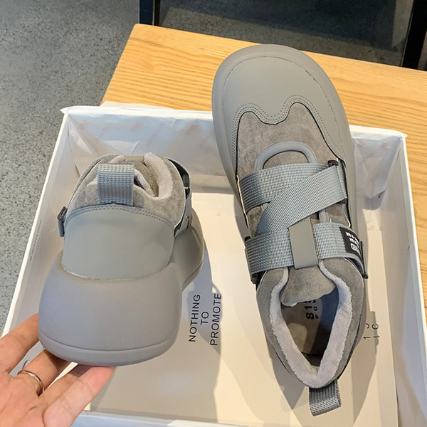 Lekerekített női tornacipő tépőzáras folttal és felirattal