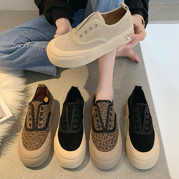 Γυναικεία sneakers με ψηλή σόλα και σουέτ