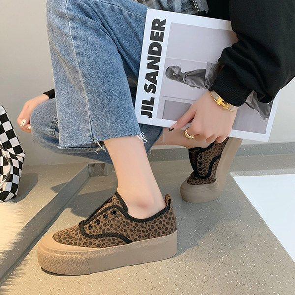 Γυναικεία sneakers με ψηλή σόλα και σουέτ