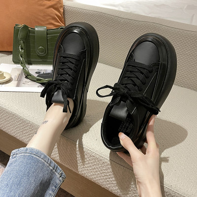 Γυναικεία δερμάτινα sneakers με τραχιά σόλα και κορδόνια