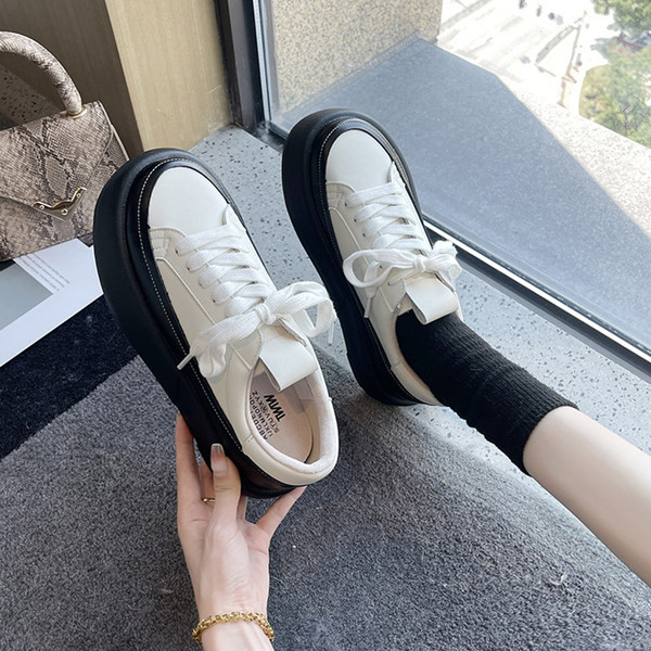 Γυναικεία δερμάτινα sneakers με τραχιά σόλα και κορδόνια