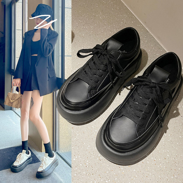 Γυναικεία δερμάτινα sneakers με τραχιά σόλα και κορδόνια