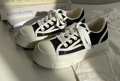 Női tornacipő egyenes talppal, letisztult kivitelben