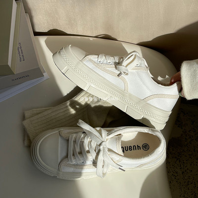 Női tornacipő egyenes talppal, letisztult kivitelben