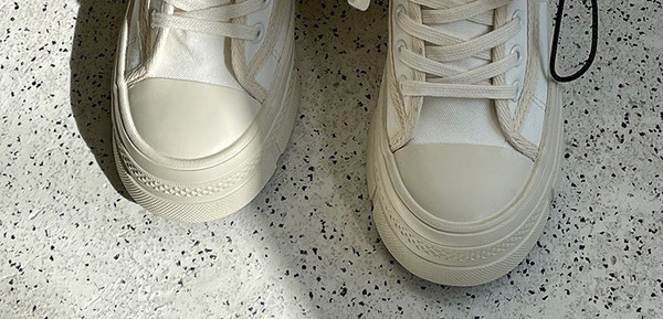 Női tornacipő egyenes talppal, letisztult kivitelben