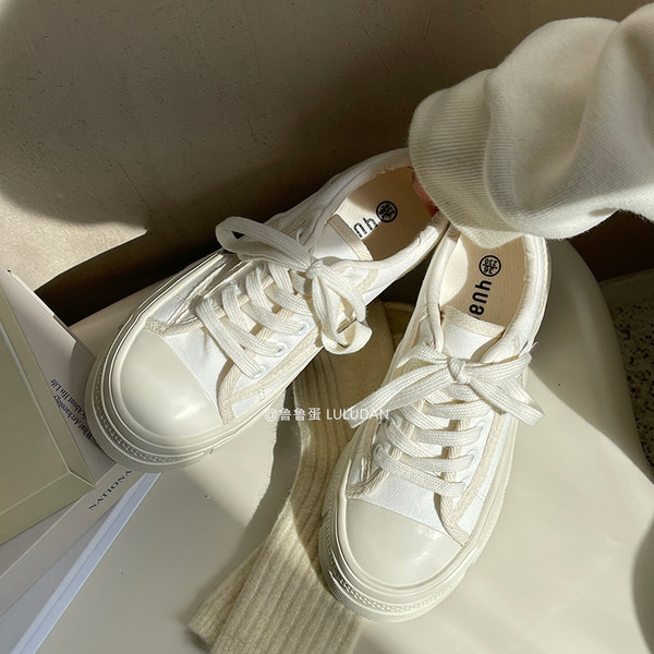 Női tornacipő egyenes talppal, letisztult kivitelben