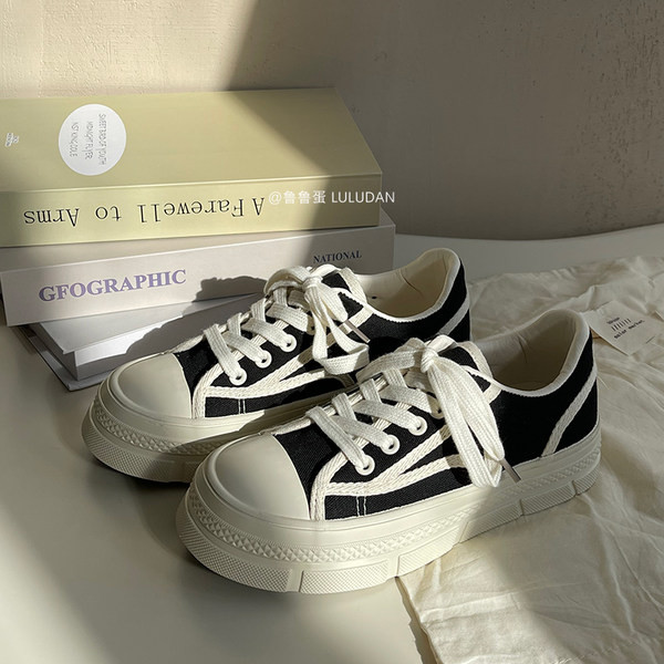 Női tornacipő egyenes talppal, letisztult kivitelben