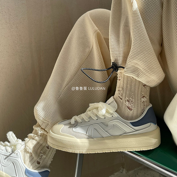 Moteriški sportiniai sportbačiai – su raišteliais