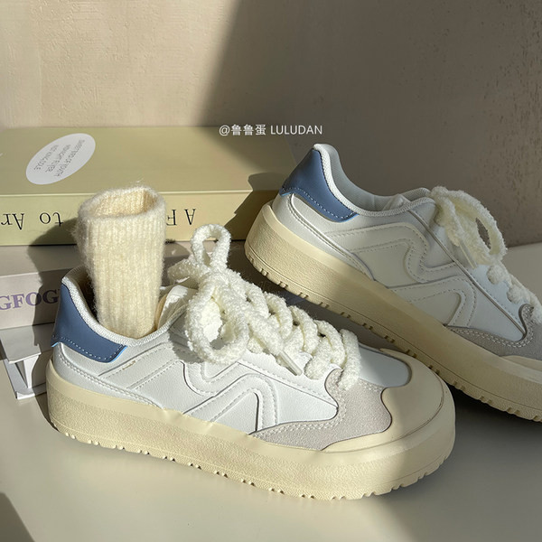 Moteriški sportiniai sportbačiai – su raišteliais