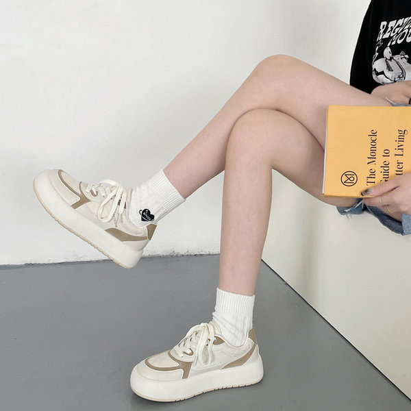 Madingi moteriški smailianosiai suvarstomi sportbačiai – trijų spalvų