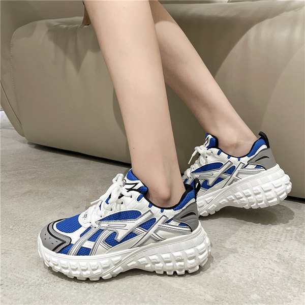 Įvairių spalvų moteriški sportbačiai