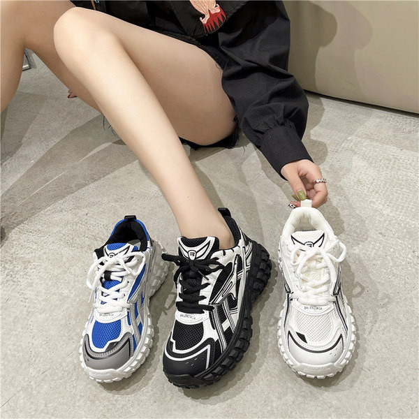 Įvairių spalvų moteriški sportbačiai